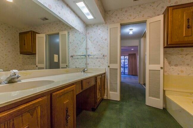 Building Photo - 6461 Southpoint Dr