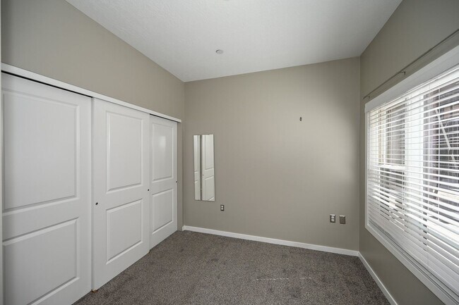 Building Photo - Stunning Condo in Excellent Salt Lake Loca...