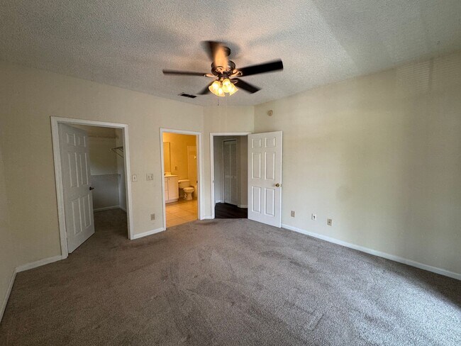 Building Photo - Move In Special! 2 Bed / 2 Bath Upstairs C...