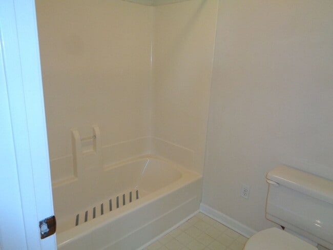 Building Photo - Peacehaven/Sherwood Forest Townhouse