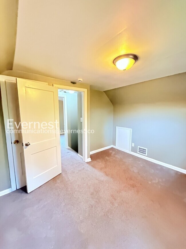 Building Photo - Charming Home with Detached Garage and Basement! | Pet Friendly