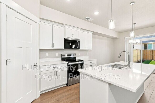 Building Photo - 582 NE Alderwood Dr
