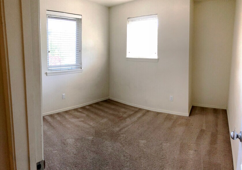 Building Photo - 423 NE Morton St