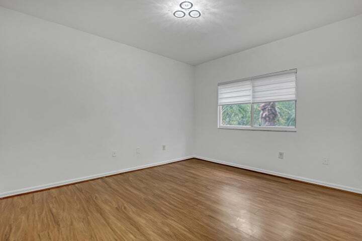 Building Photo - 340 Crestwood Cir