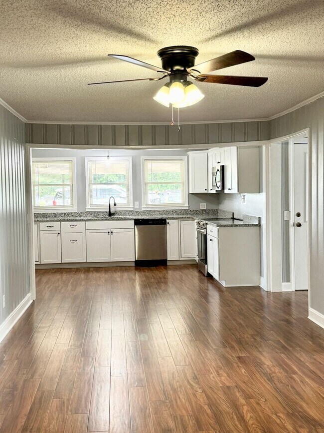 Building Photo - Move in ready! Fully Renovated with attent...