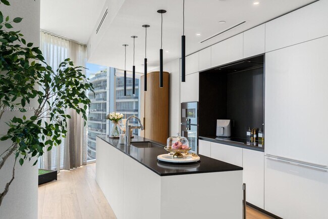 Building Photo - 300 Biscayne Blvd Way