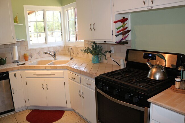 Building Photo - Two bedroom one bath fully furnished located in central Tucson!