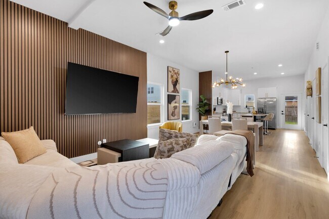 Building Photo - 6726 Dumble St