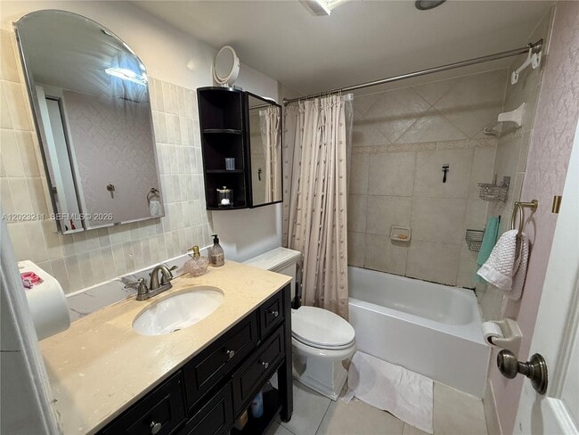 Building Photo - 450 Commodore Dr