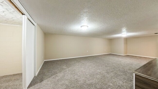 Building Photo - Spacious 3 Bedroom 3 Bath Home- Located on...