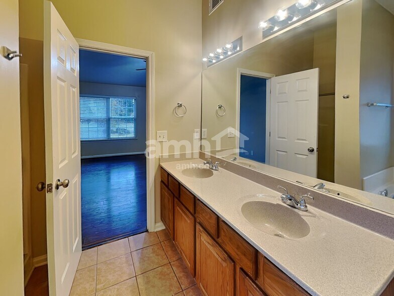 Building Photo - 450 Crested View Dr