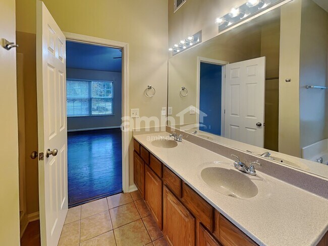 Building Photo - 450 Crested View Dr