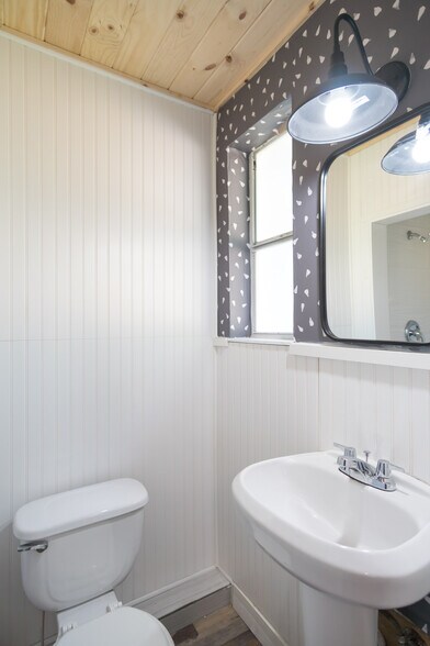 Master bath - 243 Ravenswood Dr