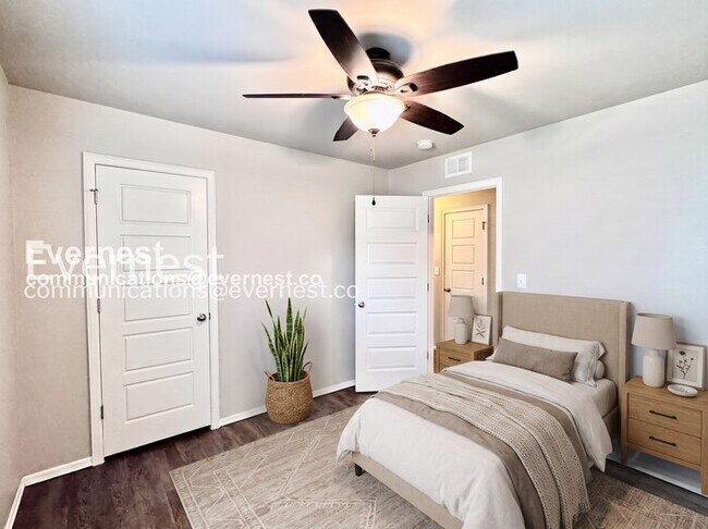 Building Photo - 3 Bed, 2 Bath Home with Garage / Pet-Friendly / Available Now!