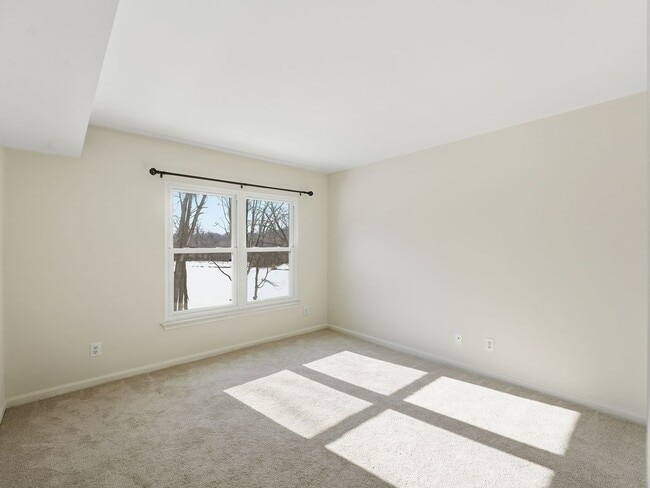Building Photo - Perfectly situated in the highly sought-after Ponds of Centreville community!