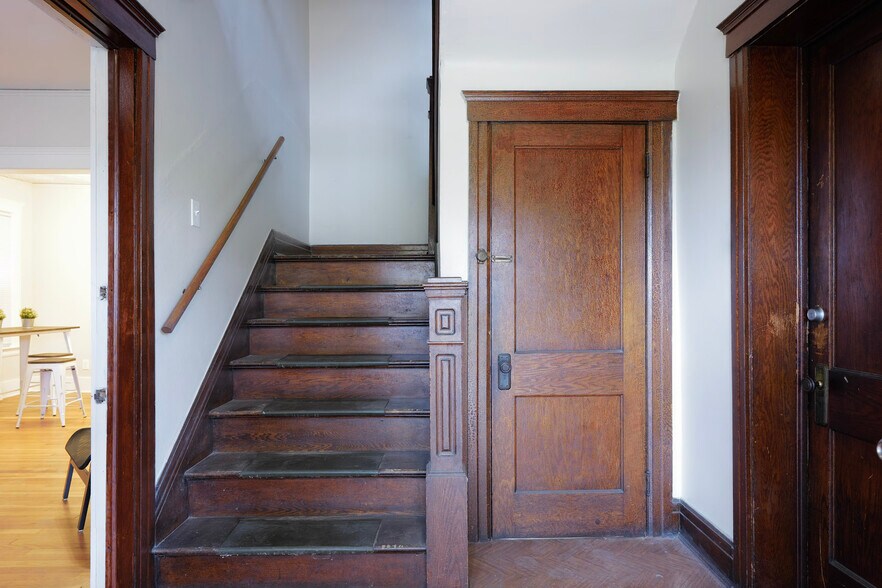 Building Photo - 1143 W Euclid St
