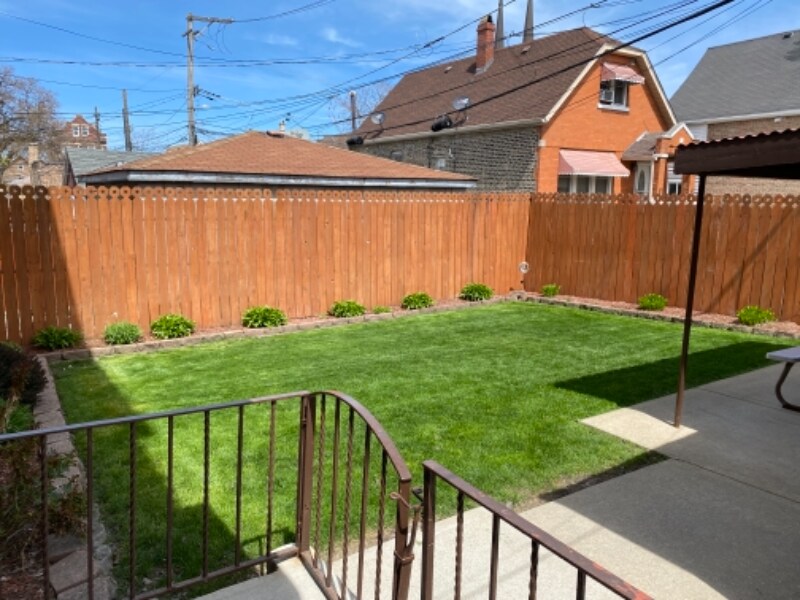 Building Photo - 2325 S Leavitt St