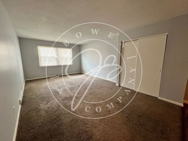 Building Photo - "Spacious 2 to 3 Bedroom condo with Finish...