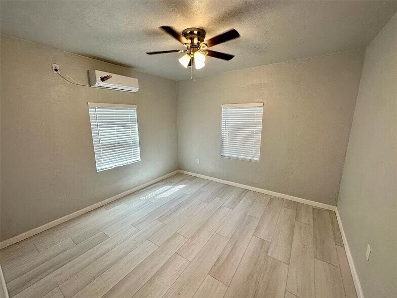 bedroom - 2912 NW 20th St