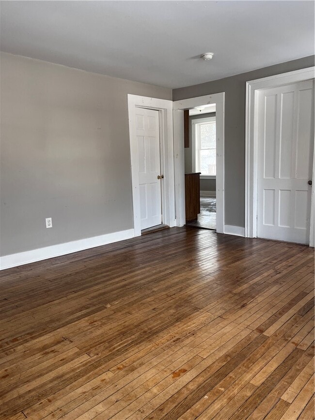 Building Photo - 114 E Main St