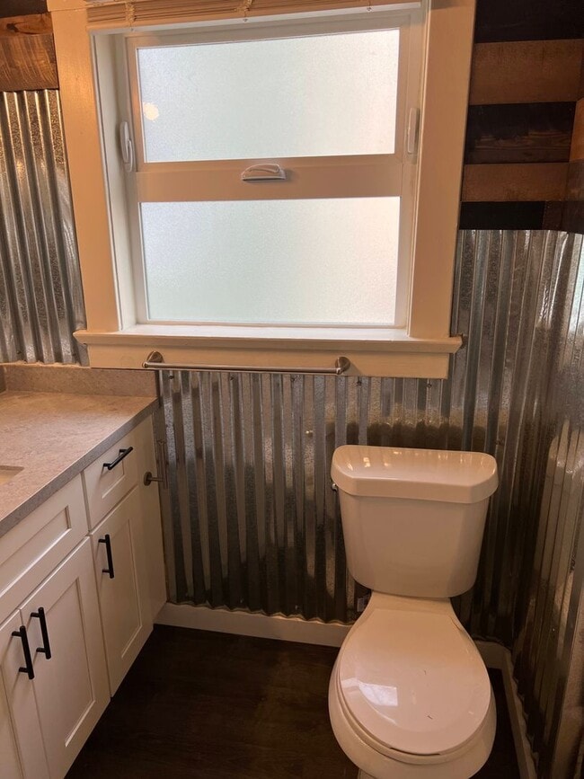 Building Photo - Great 8 Bedroom House Very Close to University of Washington