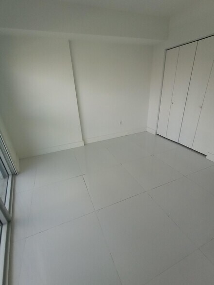 Building Photo - 1010 SW 2nd Ave