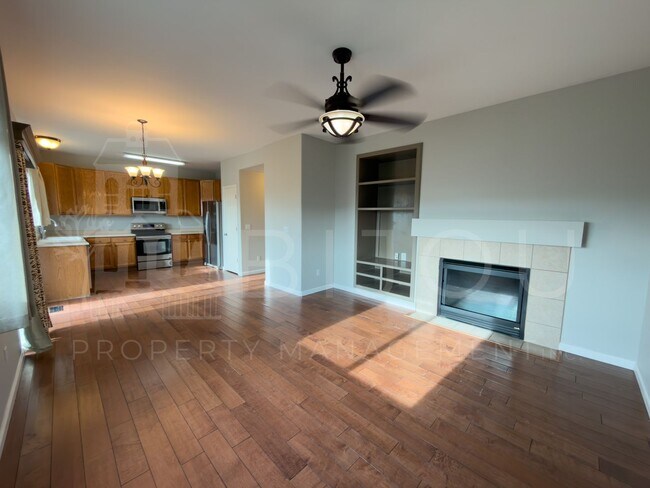 Building Photo - 3739 Range Dr