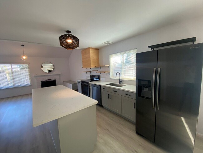 Building Photo - Completely Upgraded Townhome in Cute Neigh...