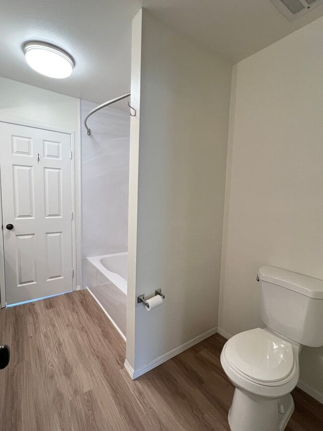 Building Photo - Beautiful Two Story 2Bd 1.5Ba Townhouse Ne...
