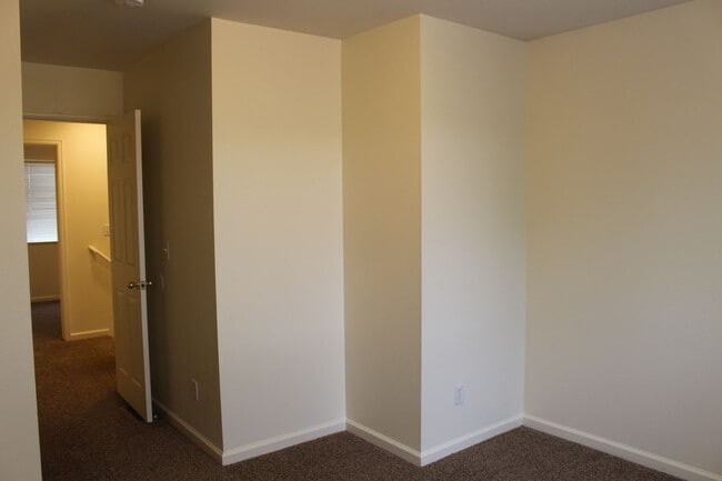 Building Photo - Bright & Inviting Wellington Townhome