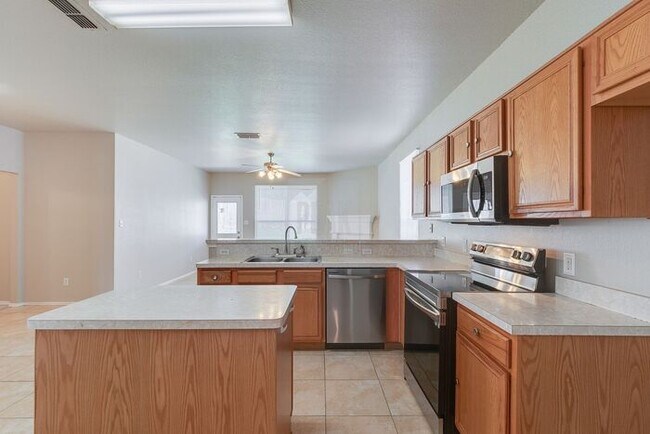 Building Photo - 4 Bedroom/2 Bathroom HOME FOR LEASE! Just ...