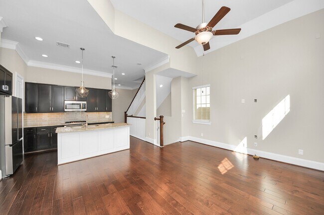 Building Photo - 8306 Hillendahl Blvd