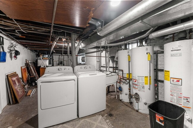 Building Photo - 6011 W Dakin St