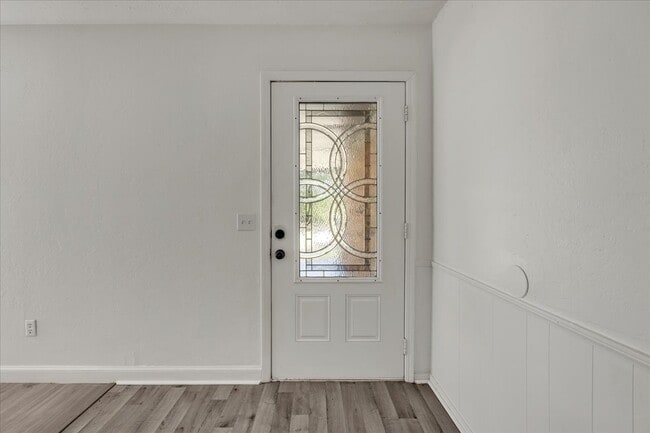 Building Photo - 9710 N Oak Cliff Dr