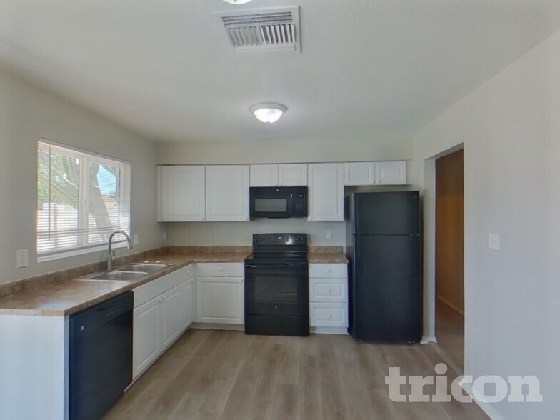 Building Photo - 17832 N 31st Ave