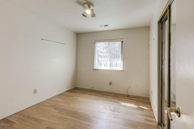 Building Photo - 4 Bed, 2 Bath in CHESHIRE!! Amazing Peak V...