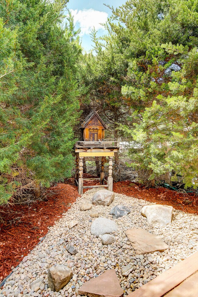 Building Photo - 8280 Queen St