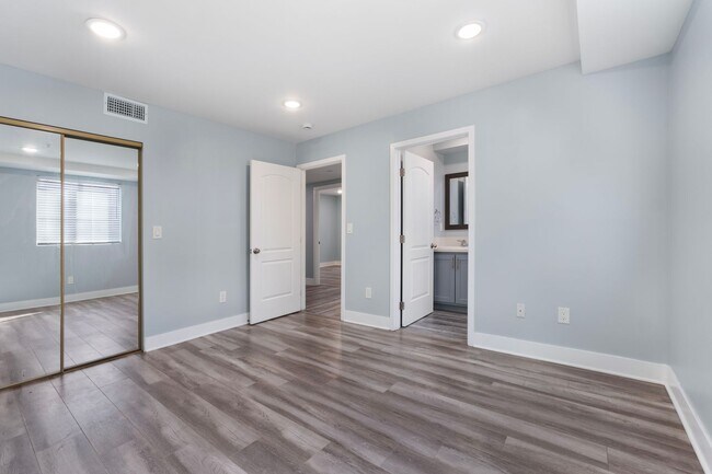 Building Photo - Beautiful 4 Bed / 3 Bath apartment with PARKING & IN-UNIT LAUNDRY!