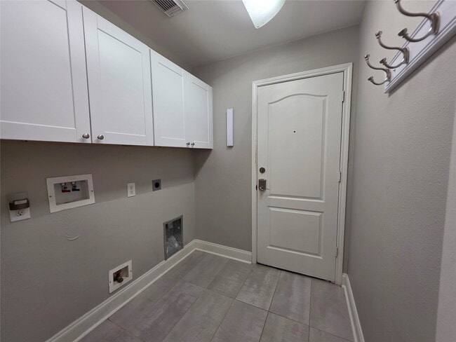 Building Photo - 395 Livingstone Ln