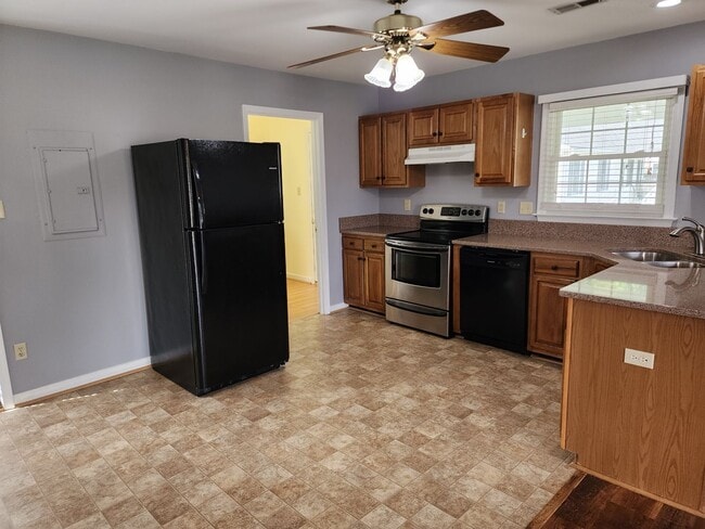 Building Photo - 3 Bedroom 2 Bath Brick Rancher in Mechanic...