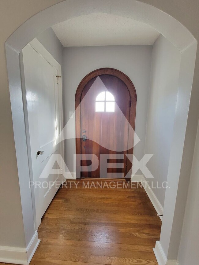 Building Photo - Craftsman Style 2 Bd 1- Ba Single Family H...