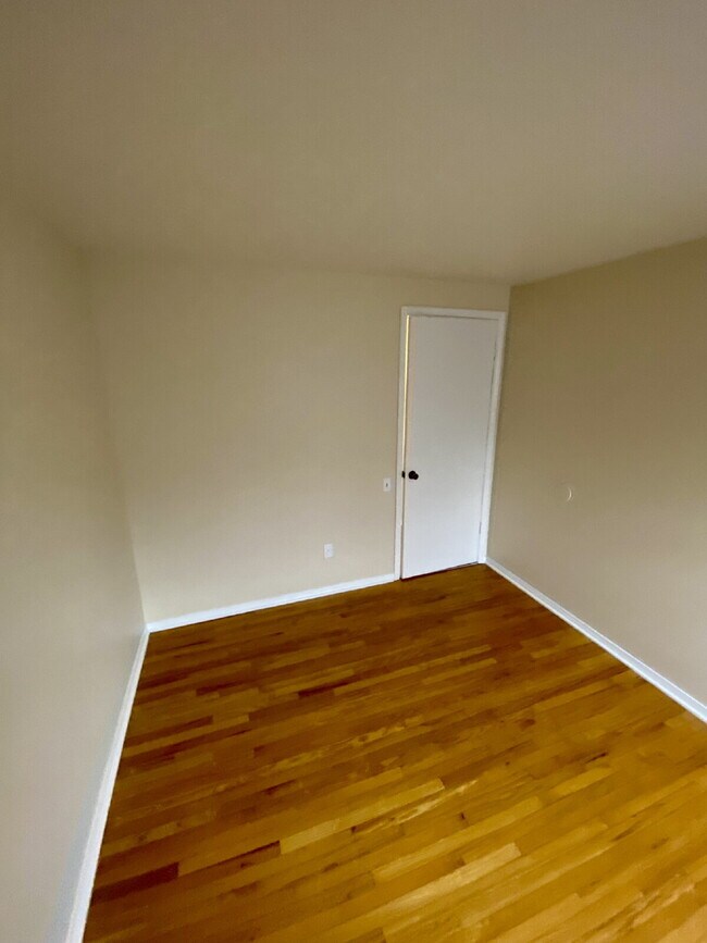 Building Photo - Don't miss out on this 5 bed 2.5 bath hous...