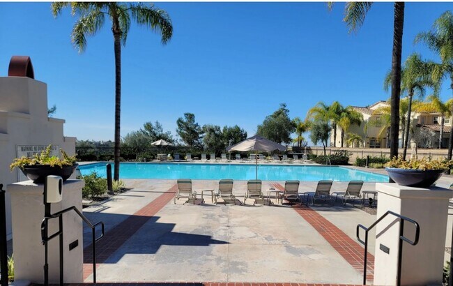 Building Photo - Stunning 4br + Den located on a view lot i...