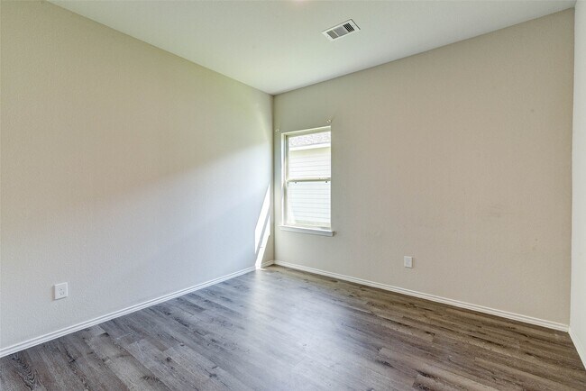 Building Photo - 407 E Avenue G