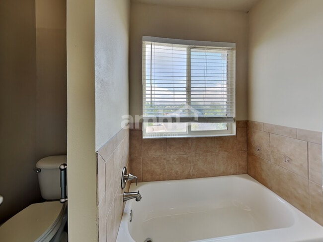 Building Photo - 1121 N 600 E