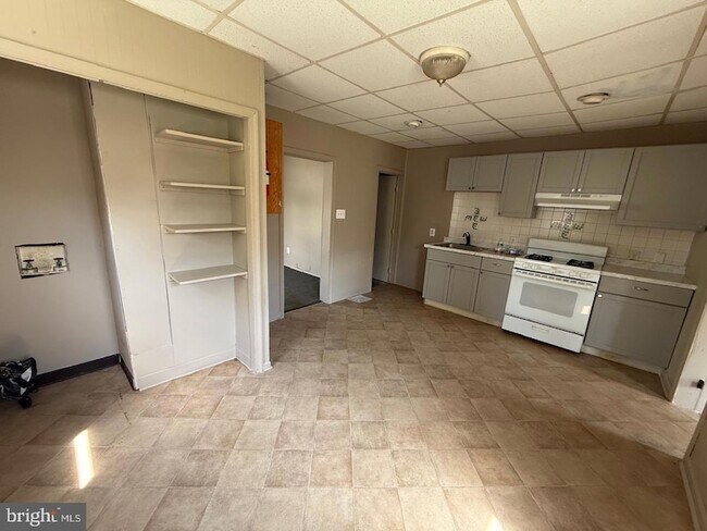 Building Photo - 16 Delsea Dr N