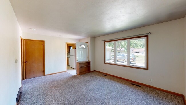 Building Photo - Great Duplex on Campus - Available August 1st