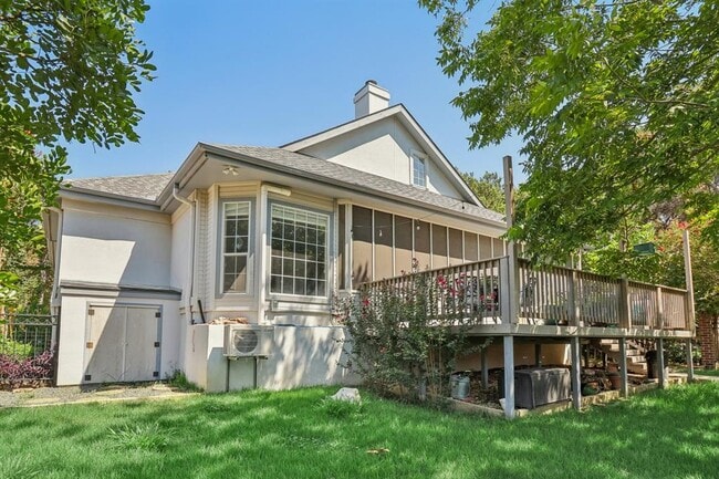 Building Photo - 617 Evergreen Ln