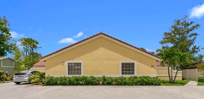 Building Photo - 1120 Hyacinth Pl