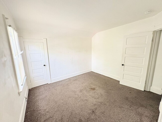 Building Photo - 1809 Oakwood Ave
